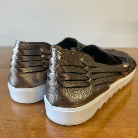 Silver/ Pewter Leather Hauraches on white platform - Picture 4 of 4